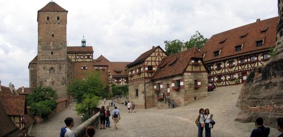 800px-Nuernberg_Burg_Panorama_PtGUI