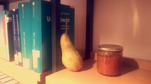 Внесохме круша и лютеница в юридическата библиотека на Хумболдт. Yeah!